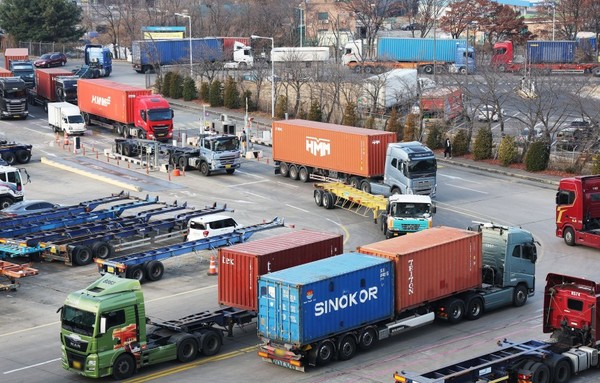 지난 2022년 12월 12일 오전 경기도 의왕시 내륙컨테이너기지(ICD)에서 컨테이너를 싣고 있는 화물차가 분주하게 이동하고 있다. 사진=연합뉴스