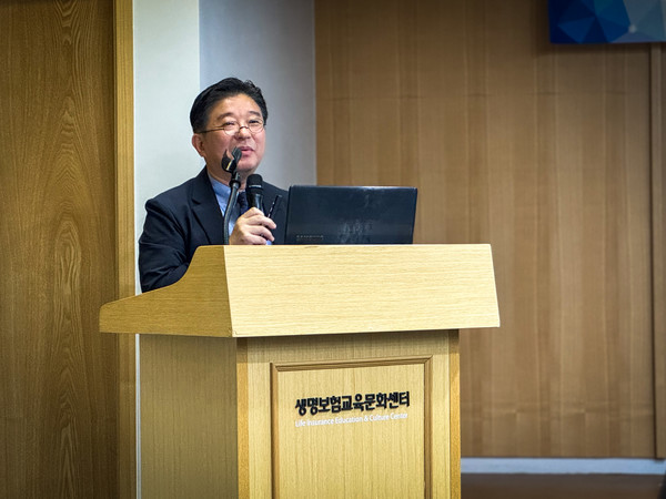 김명중 일본 닛세이기초연구소 상석연구원이 '일본 지자체 및 보험회사의 치매대응전략'을 주제로 발표하고 있다. 사진=박수아 기자