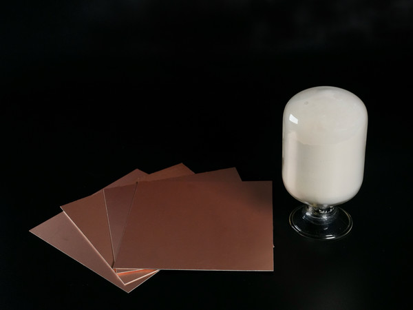 코오롱인더스트리 저유전 소재 mPPO(우측)와 이를 적용한 동박적층판(CCL,좌측). 사진=코오롱인더스트리