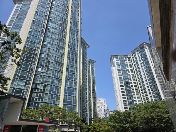 강남구의 아파트 단지. 사진 = 김호성 기자.