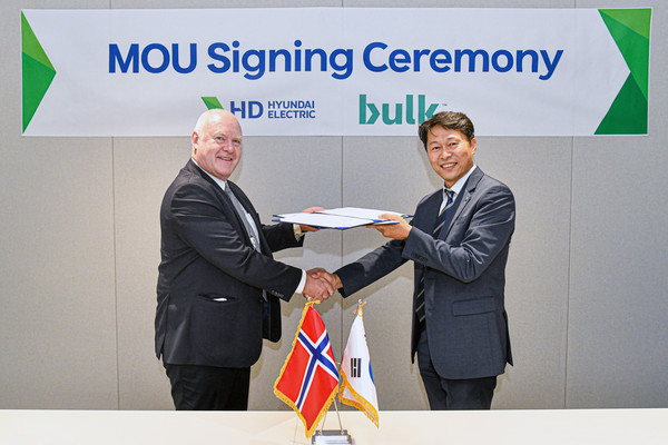 HD현대일렉트릭은 최근 노르웨이의 데이터·통신 인프라 전문 기업 벌크 인프라스트럭처(Bulk Infrastructure)와 데이터센터용 전력변압기, 고압차단기 등 전력기자재 공급 협력을 위한 업무협약(MOU)을 체결했다. 이날 행사에는 HD현대일렉트릭 전력영업부문장 양재철 전무(사진 오른쪽)와 벌크 인프라스트럭처 토르비욘 모에(Torbjørn Moe) 최고사업개발책임자(사진 왼쪽)가 참석했다. 사진=HD현대일렉트릭