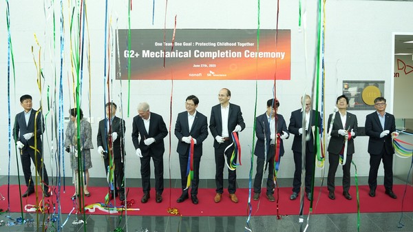 SK바이오사이언스와 사노피 주요 임원진이 테잎 커팅식을 진행하고 있다. 사진=SK바이오사이언스.