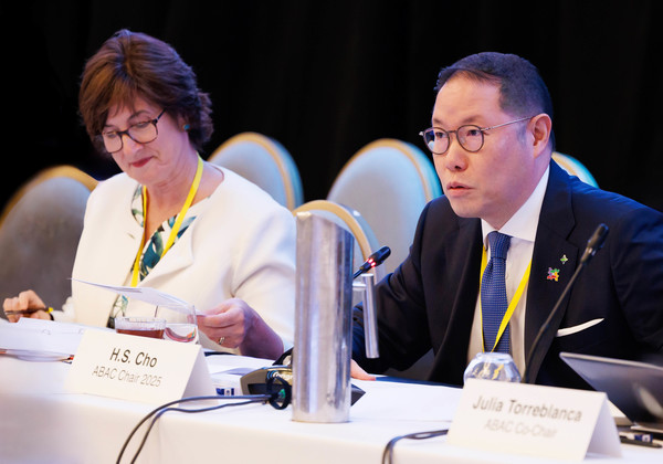 (왼쪽부터) 호주 브리즈번에서 ABAC회의를 주재하고 있는 엘리자베스 워드 호주 APEC 대사와 조현상 HS효성 부회장. 사진=대한상공회의소