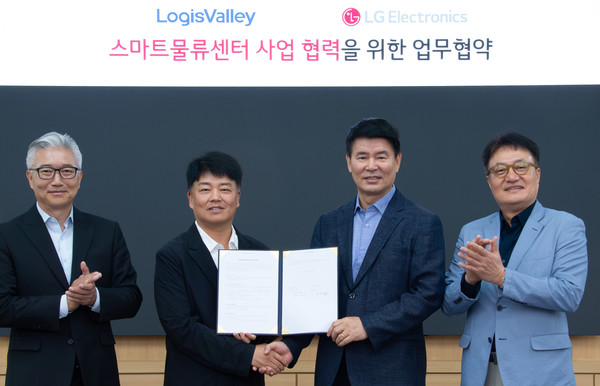 LG전자가 신성장 동력으로 육성 중인 '스마트팩토리 솔루션' 사업을 물류 분야로 확장하기 위해 국내 최대 복합물류기업 '로지스밸리'와 '스마트물류센터 사업 협력을 위한 업무협약'을 체결했다. 사진 왼쪽부터 김필립 로지스밸리 대표이사, 임영빈 로지스밸리 그룹 회장, 정대화 LG전자 생산기술원장(사장), 백기문 LG전자 ID사업부장(전무). 사진=LG전자
