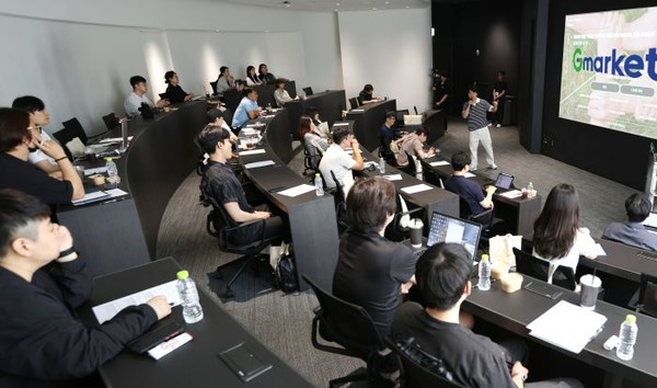 지난 30일 신세계 남산에서 G마켓이 진행한 ‘상생교육’ 현장에서 참여 셀러들이 강연을 듣고 있는 모습. 사진=G마켓