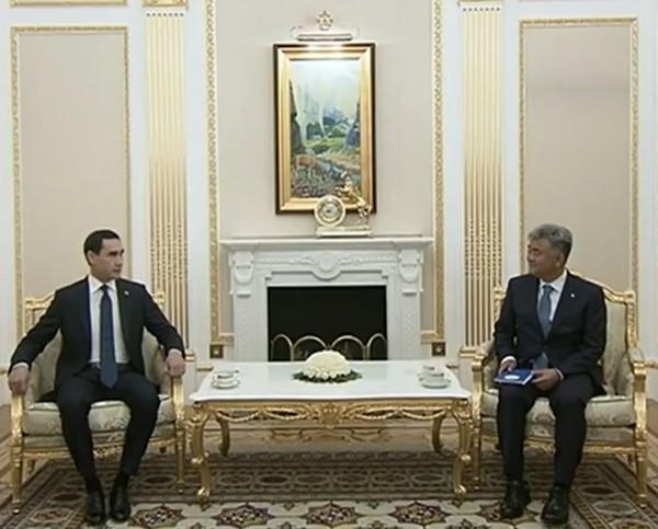 대우건설은 정원주 회장이 지난달 26∼30일(현지시간) 투르크메니스탄을 방문해 대통령과 최고지도자를 잇따라 예방하고 현지 사업 확대 방안을 논의했다고 1일 밝혔다. 사진은 세르다르 베르디무하메도프 투르크메니스탄 대통령(왼쪽)과 면담 중인 정원주 회장. 사진=대우건설