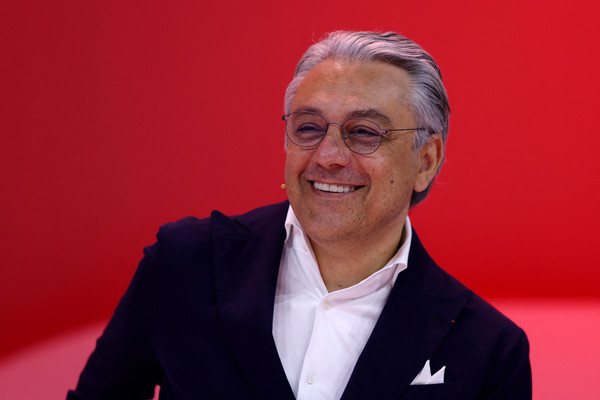 2025년 6월 11일, 파리 비바 테크놀로지 컨퍼런스에 참석한 루카 데 메오. 현재 르노 CEO인 그는 9월 15일 케어링(Kering) 그룹 CEO로 공식 취임할 예정이다. 다양한 기업에서 CEO를 맡아온 그는 대표적인 ‘Serial CEO’로 꼽힌다. 사진=연합 뉴스.