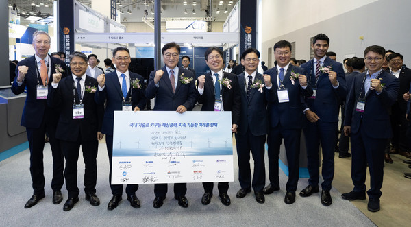 2일 부산 벡스코에서 개막한 ‘2025 해상풍력 공급망 컨퍼런스 전시회’에서 (왼쪽 3번째부터) 정연인 두산에너빌리티 부회장, 우원식 국회의장, 김형근 한국풍력산업협회 회장, 양병내 산업통상자원부 무역위원회 상임위원 등 주요 인사들이 기념촬영을 하고 있다. 사진=두산에너빌리티