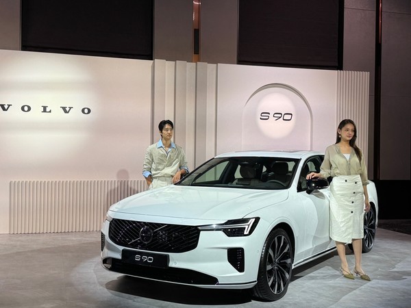 2일 공개된 볼보 신형 S90. 사진=양정민 이코노믹리뷰 기자
