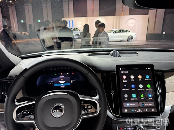 XC90 운전석 시야. 센터 페시아의 크기가 11.2인치로 확장됐다. 사진=양정민 이코노믹리뷰 기자