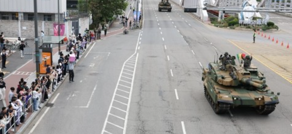 국군의 날 시가행진을 벌이는 K2. 사진=연합뉴스