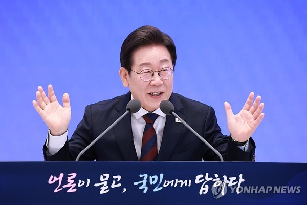 이재명 대통령이 3일 청와대 영빈관에서 열린 '대통령의 30일, 언론이 묻고 국민에게 답하다' 기자회견에서 발언하고 있다. 사진 = 연합뉴스.
