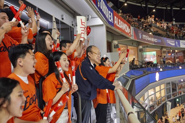 김승연 한화그룹 회장(가운데)이 3일 대전 한화생명 볼파크에서 임직원들과 함께 한화이글스 경기를 관람하고 있다. 사진=한화