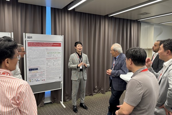 한미약품 ONCO임상팀 노영수 이사(가운데)가 국제림프종학회에서 HM97662의 연구 현황이 담긴 포스터 내용을 설명하고 있다. 사진=한미약품.