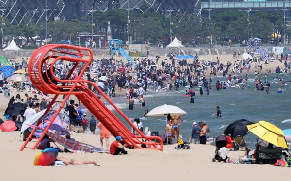 지난 29일 오후 부산 해운대해수욕장에서 피서객들이 물놀이를 하며 더위를 식히고 있다. 사진=연합뉴스