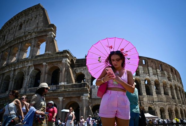 지난 1일(현지시간) 이탈리아 로마의 콜로세움 인근에서 한 여성이 햇볕을 막기 위해 양산을 쓰고 있다. 사진=연합뉴스