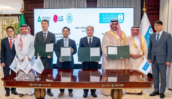 LG전자가 현지시간 3일 사우디아라비아 리야드에서 부산대학교, 킹사우드대학교(King Saud University), 셰이커 그룹(Shaker Group)과 함께 ‘혹서지’ 환경에 최적화된 HVAC 기술 공동 연구를 진행하기로 협의했다. 사진은 왼쪽 세번째부터 셰이커 그룹 에디 전 부사장, LG전자 진심원 ES선행연구담당, 부산대학교 최재원 총장, 킹사우드대학교 야자드 알 아셰이크 부총장. 사진=LG전자