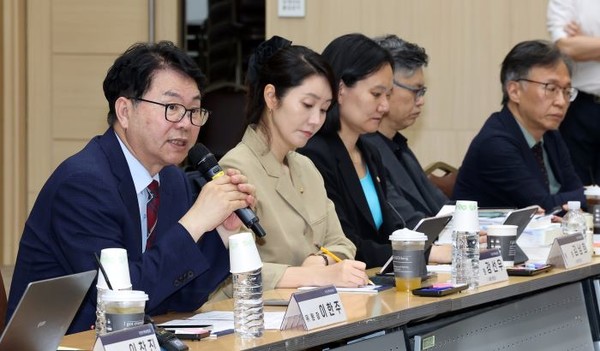 국정기획위원회 이한주 위원장이 지난달 19일 정부세종컨벤션센터에서 열린 사회1분과의 고용노동부 업무보고에서 발언하고 있다. 사진=연합뉴스