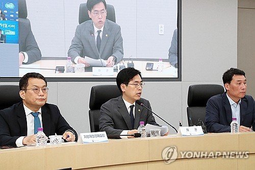 민생회복 소비쿠폰 집행계획 관련 시·도 부단체장 회의(서울=연합뉴스) 김민재 행정안전부 장관 직무대행이 7일 정부세종청사 중앙동 영상회의실에서 열린 '민생회복 소비쿠폰 집행계획 관련 시·도 부단체장 회의'에서 모두발언을 하고 있다. 사진=연합뉴스.