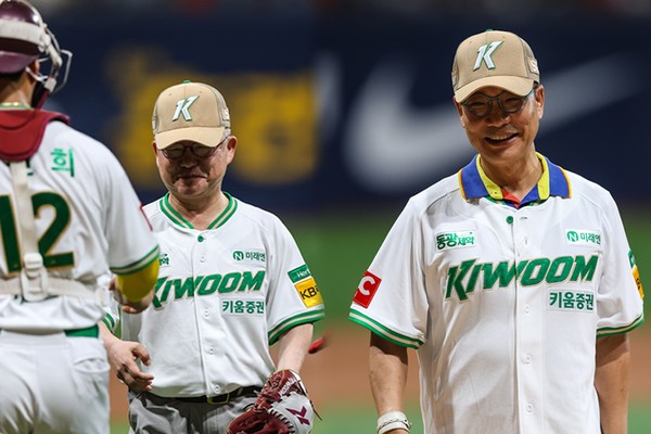 KB라이프는 지난 7월 4일 서울 고척스카이돔에서 열린 ‘KB라이프 파트너데이’ 행사에 고객(가운데)과 28년간 인연을 맺은 김준기 LP(오른쪽)를 초청해 시구·시타 행사를 진행했다. 사진제공=KB라이프