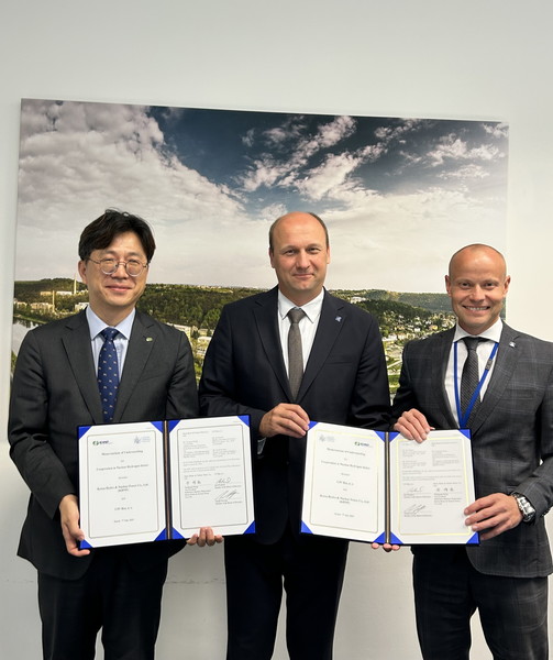 한수원이 7일(현지시간) 체코 국영 연구기관인 유제이브이-레즈와 원자력 청정수소 기반연구에 대한 MOU를 체결했다. 사진=한국수력원자력