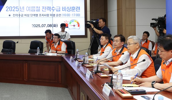 훈련을 주재하는 한전 김동철 사장(오른쪽에서 두번째). 사진=한전