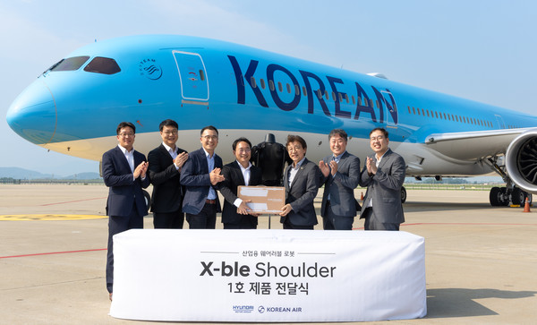 현대차그룹이 대한항공에 산업용 착용로봇인 엑스블 숄더 1호를 전달했다. 사진=현대차그룹