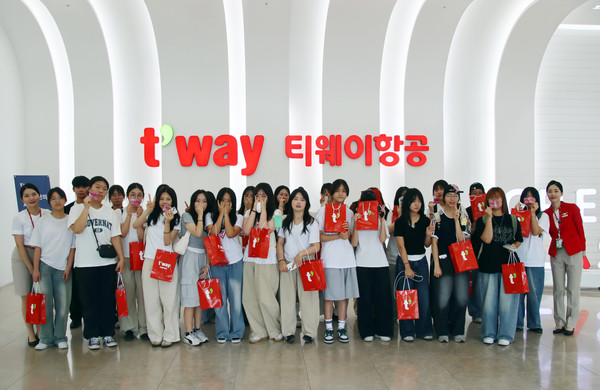 지난 8일 오후 티웨이항공 훈련센터에서 객실 승무원 체험 활동에 참여한 속초양양지역 중학생들이 기념사진을 촬영하고 있다. 사진=티웨이항공