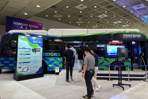 '2025 자율주행모빌리티산업전'에 마련된 판타G버스. 사진=이코노믹리뷰 김효경 기자