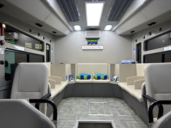 '2025 자율주행모빌리티산업전'에 마련된 판타G버스 내부. 사진=이코노믹리뷰 김효경 기자
