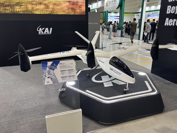 한국항공우주산업(KAI)의 미래비행체(AAV) 모형. 사진=이코노믹리뷰 김효경 기자