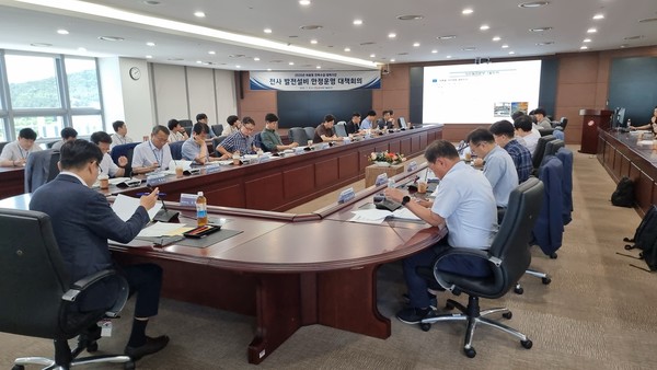 여름철 전력수급 대응을 위한 설비운영 대책회의를 진행하고 있다. 사진=한국동서발전