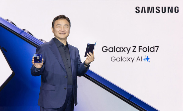 삼성전자 DX부문장 직무대행 노태문 사장이 9일(현지시간) 미국 뉴욕 브루클린 듀갈 그린하우스에서 열린 '갤럭시 언팩 2025(Galaxy Unpacked 2025)' 행사에서 초슬림 대화면 폴더블폰 '갤럭시 Z 폴드7'과 '갤럭시 Z 플립7'을 공개하는 모습. 사진=삼성전자