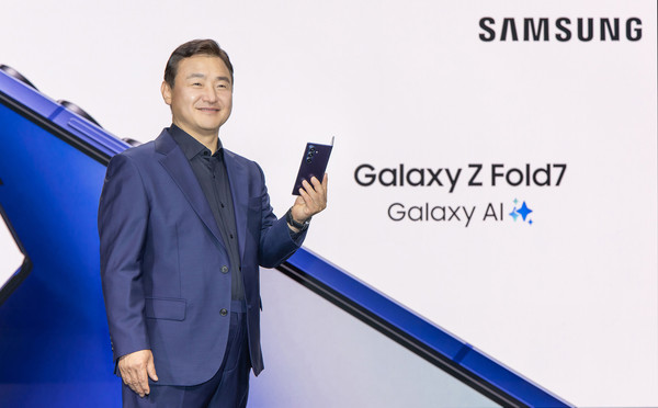 삼성전자 DX부문장 직무대행 노태문 사장이 9일(현지시간) 미국 뉴욕 브루클린 듀갈 그린하우스에서 열린 '갤럭시 언팩 2025(Galaxy Unpacked 2025)' 행사에서 초슬림 대화면 폴더블폰 '갤럭시 Z 폴드7'과 '갤럭시 Z 플립7'을 공개하는 모습. 사진=삼성전자
