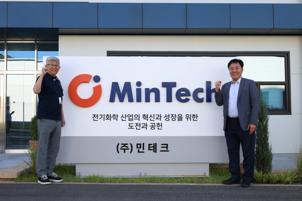 중소기업기술정보진흥원 김영신 원장(오른쪽)이 민테크 홍영진 대표와 기념촬영을 하고 있다. 출처=기정원