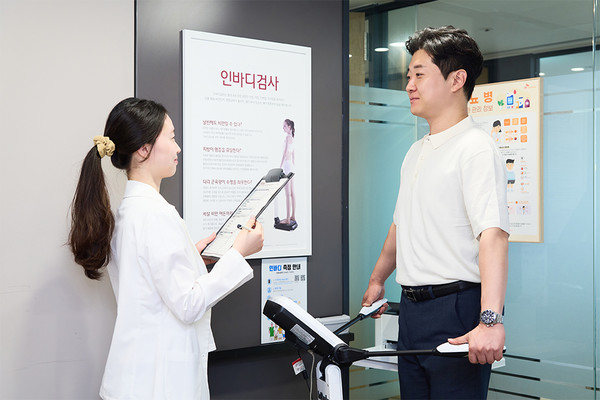 '여름맞이 몸짱이벤트'에 참여한 SK네트웍스 구성원이 인바디 검사를 진행하고 있다. 사진=SK네트웍스