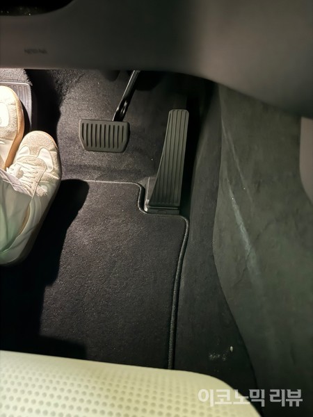 XC90의 브레이크, 액셀러레이터. 사진=양정민 이코노믹리뷰 기자