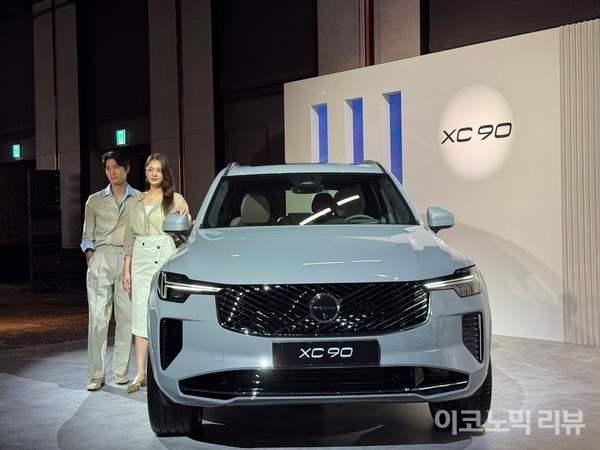 2일 공개된 볼보 XC90 2차 페이스리프트 차량. 사진=양정민 이코노믹리뷰 기자