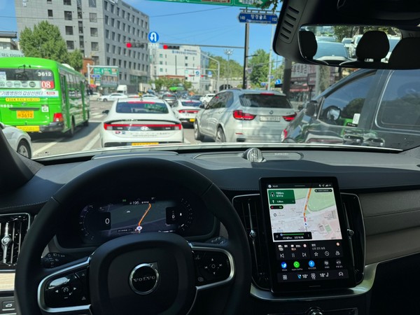 XC90의 운전자 시야. ※주행 중에는 휴대전화를 사용하지 않았음을 명시드립니다. 사진=양정민 이코노믹리뷰 기자