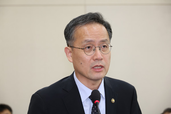 지난 2일 서울 여의도 국회에서 열린 기획재정위원회 전체회의에서 이형일 기획재정부 장관 직무대행 1차관이 인사말하고 있다. 사진=연합뉴스