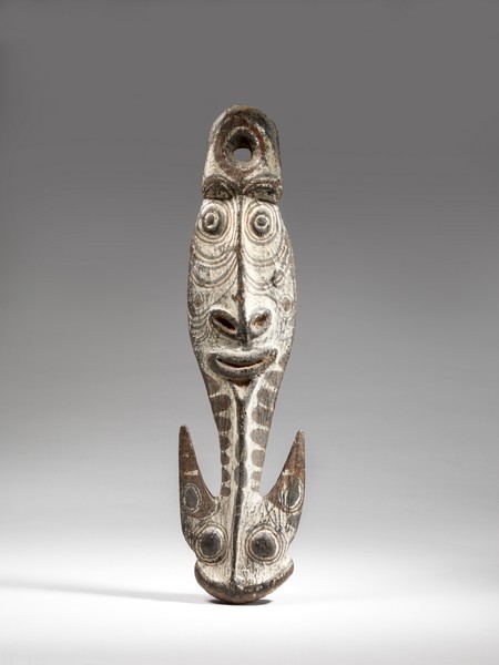 사람 얼굴과 메기 머리를 조각한 갈고리. 사진제공= 국립중앙박물관
