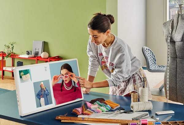 LG전자가 이동식 스크린 시장을 선도하고 있는 ‘LG 스탠바이미(StanbyME) 2’를 글로벌 시장에 내놓으며 국내의 판매 호조를 해외로 이어간다. 모델이 LG 스탠바이미 2의 화면부를 분리해 테이블 위에 세워두고 터치를 통해 회의 자료를 넘기고 있다. 사진=LG전자