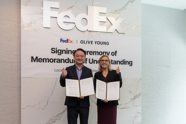 서정주 CJ 올리브영 SCM센터장(왼쪽)과 질 브래넌 페덱스코퍼레이션 글로벌 영업총괄 부사장(오른쪽)이 업무협약(MOU) 체결 후 기념촬영을 하고 있다. 사진=페덱스