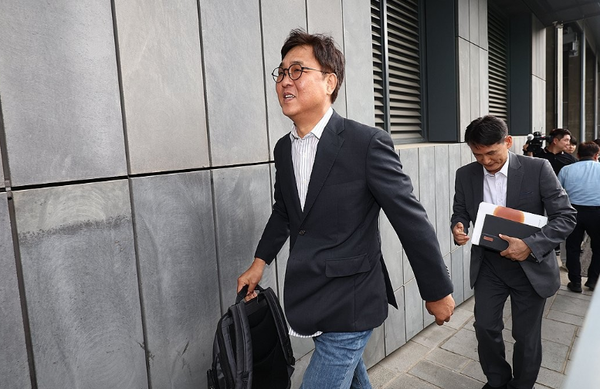 최휘영 문화체육관광부 장관 후보자가 출근하고 있다. 사진=연합뉴스