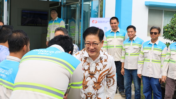 권명호 한국동서발전 사장이 인니 칼셀발전소 직원들과 악수를 나누고 있다. 사진=한국동서발전