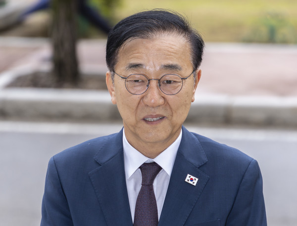 김윤덕 국토교통부 장관 후보자가 15일 정부과천청사에 마련된 인사청문회 준비 사무실로 첫 출근하며 취재진 질문에 답하고 있다. 사진=연합뉴스