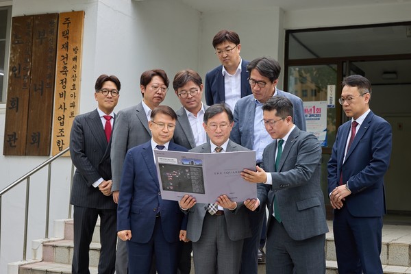 정경구 HDC현대산업개발 대표이사가 14일 방배신삼호아파트 재건축 현장을 방문했다. 현장에는 정경구 대표이사를 비롯해 HDC현대산업개발 임원진이 함께 조합원과 소통하고 사업 추진에 대한 강한 의지를 나타냈다. (사진 첫째 줄 왼쪽에서 두 번째 정경구 HDC현대산업개발 대표이사). 사진=HDC현대산업개발