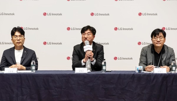 7월 15일 강서구 LG사이언스파크에 위치한 LG이노텍 마곡 본사에서 개최된 '차세대 디지털키 솔루션 기술 설명회'에서 김홍필 Connectivity사업담당(상무)와 김형근 전장마케팅담당, 남형기 Connectivity개발실장이 질의응답을 하고 있다. 사진=LG이노텍