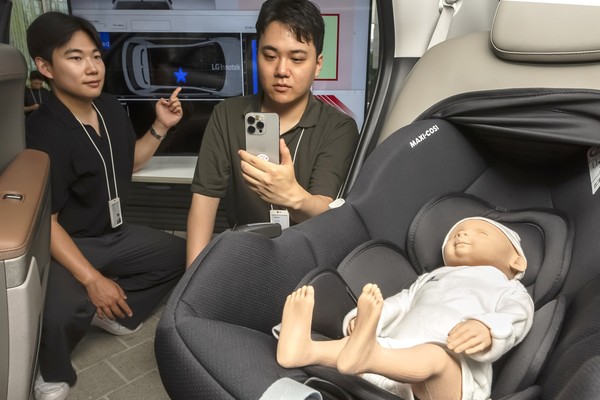 LG이노텍 직원이 차세대 디지털키 솔루션의 '아동 감지(CPD)' 기능을 시연하고 있다. 사진=LG이노텍