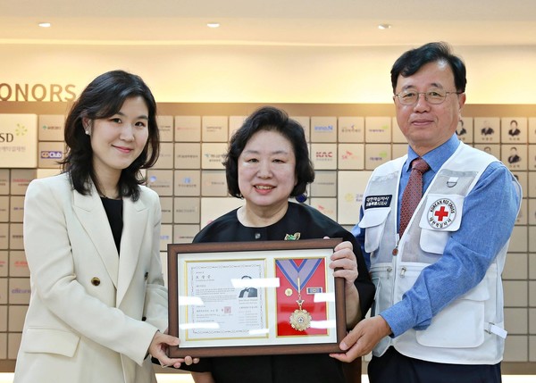 故 이춘조 고문이 적십자사 서울지사에 청소년을 위한 기부금 5천만 원을 전달했다. 왼쪽부터 적십자회원유공장 최고명예장을 전달받은 손녀 김지윤 씨, 딸 김유숙 씨, 권영규 적십자사 서울지사 회장.